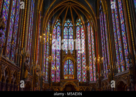 Les beaux vitraux de la chapelle royale, sur l'Ile de la Cité à Paris France, Sainte Chapelle Banque D'Images