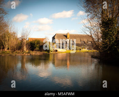 Maison de ferme noir flatford mill house cottage à partir de l'autre côté de l'eau ; l'essex ; Angleterre ; uk Banque D'Images