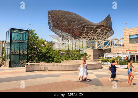 Barcelone, Espagne - 21 juin 2017 : au milieu de la journée, les touristes se promener devant les poissons de l'architecte américain Frank Gehry construit sur l'o Banque D'Images