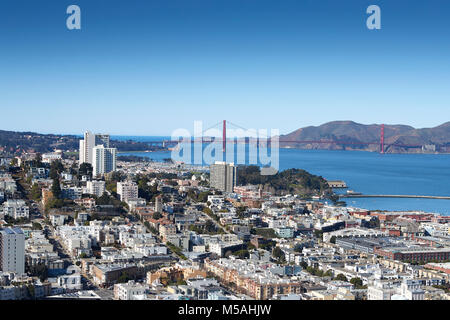 North Beach et le Golden Gate Bridge vu de la Coit Tower, Telegraph Hill, San Francisco. Banque D'Images