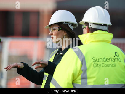 La duchesse de Cambridge porte un casque de sécurité au cours d'une visite à la flèche du nord du pont sur la rivière Wear à Sunderland. Banque D'Images