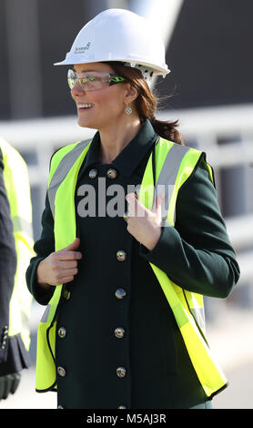 La duchesse de Cambridge porte un casque de sécurité et gilet au cours d'une visite à la flèche du nord du pont sur la rivière Wear à Sunderland. Banque D'Images