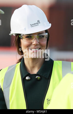 La duchesse de Cambridge porte un casque de sécurité et gilet au cours d'une visite à la flèche du nord du pont sur la rivière Wear à Sunderland. Banque D'Images