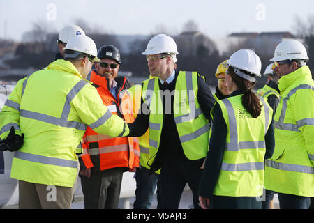 Le duc de Cambridge, porter un casque de sécurité et gilet au cours d'une visite à la flèche du nord du pont sur la rivière Wear à Sunderland. Banque D'Images