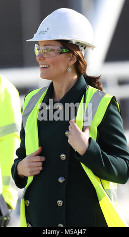 La duchesse de Cambridge porte un casque de sécurité et gilet au cours d'une visite à la flèche du nord du pont sur la rivière Wear à Sunderland. Banque D'Images