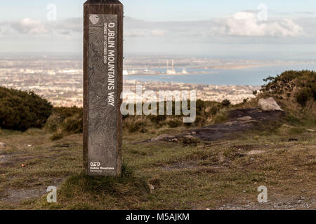 Ticknock est situé dans les montagnes de Dublin. Il offre une vue panoramique de Dublin et il est populaire auprès des marcheurs et vététistes. Banque D'Images