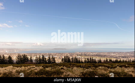 Ticknock est situé dans les montagnes de Dublin. Il offre une vue panoramique de Dublin et il est populaire auprès des marcheurs et vététistes. Banque D'Images