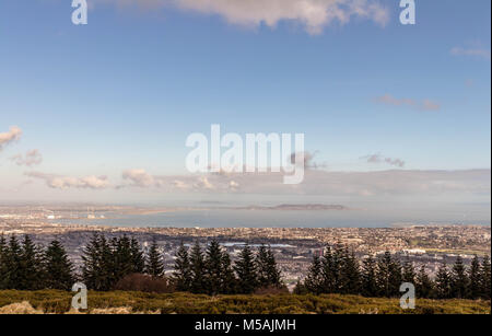 Ticknock est situé dans les montagnes de Dublin. Il offre une vue panoramique de Dublin et il est populaire auprès des marcheurs et vététistes. Banque D'Images