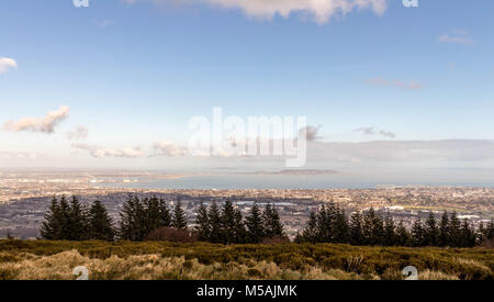 Ticknock est situé dans les montagnes de Dublin. Il offre une vue panoramique de Dublin et il est populaire auprès des marcheurs et vététistes. Banque D'Images