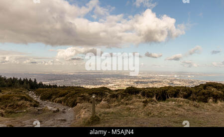 Ticknock est situé dans les montagnes de Dublin. Il offre une vue panoramique de Dublin et il est populaire auprès des marcheurs et vététistes. Banque D'Images