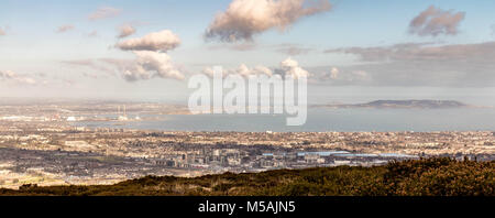 Ticknock est situé dans les montagnes de Dublin. Il offre une vue panoramique de Dublin et il est populaire auprès des marcheurs et vététistes. Banque D'Images