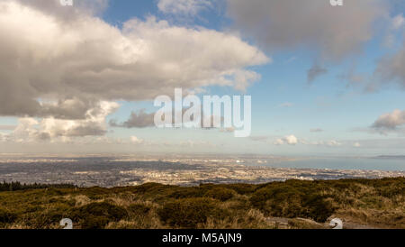 Ticknock est situé dans les montagnes de Dublin. Il offre une vue panoramique de Dublin et il est populaire auprès des marcheurs et vététistes. Banque D'Images