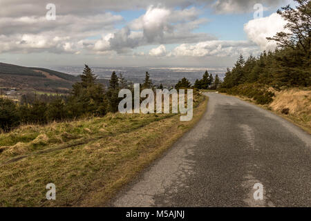 Ticknock est situé dans les montagnes de Dublin. Il offre une vue panoramique de Dublin et il est populaire auprès des marcheurs et vététistes. Banque D'Images