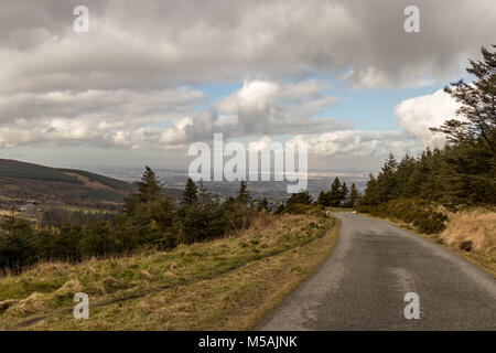 Ticknock est situé dans les montagnes de Dublin. Il offre une vue panoramique de Dublin et il est populaire auprès des marcheurs et vététistes. Banque D'Images