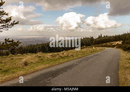 Ticknock est situé dans les montagnes de Dublin. Il offre une vue panoramique de Dublin et il est populaire auprès des marcheurs et vététistes. Banque D'Images