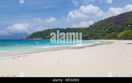 Petite anse de sable de Mahé aux Seychelles. Banque D'Images