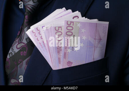 Dans la région de complets pour hommes 500 euro. Pot-de-vin et la corruption avec des billets en euros. Banque D'Images
