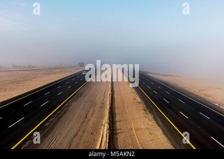 Un épais brouillard sur l'autoroute en dehors de Taif, Arabie saoudite, Photo prise à partir d'un viaduc dans la matinée sur un lecteur à Riyad. Banque D'Images
