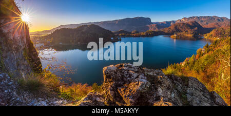 Bled, Slovénie - l'automne magnifique lever du soleil sur le lac de Bled sur une vue panoramique tourné avec église de pèlerinage de l'assomption de Maria et les Alpes à l'backgroun Banque D'Images