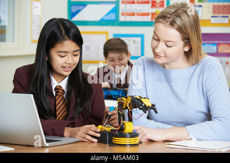 Avec l'enseignant en sciences des élèves de sexe féminin de la robotique L'étude de la leçon Banque D'Images