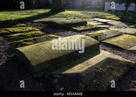 Tombes moussues à St Alkmund's Church Shrewsbury, Shropshire Banque D'Images