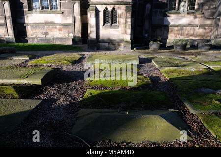 Tombes moussues à St Alkmund's Church Shrewsbury, Shropshire Banque D'Images