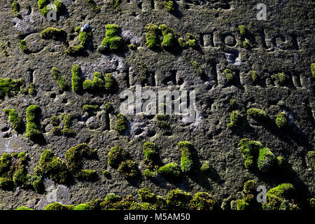 Tombes moussues à St Alkmund's Church Shrewsbury, Shropshire Banque D'Images