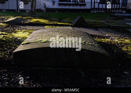 Tombes moussues à St Alkmund's Church Shrewsbury, Shropshire Banque D'Images