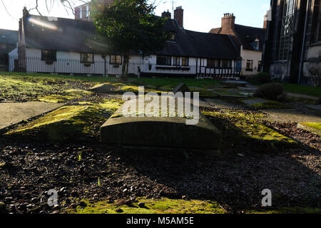 Tombes moussues à St Alkmund's Church Shrewsbury, Shropshire Banque D'Images