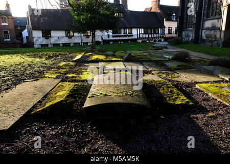 Tombes moussues à St Alkmund's Church Shrewsbury, Shropshire Banque D'Images