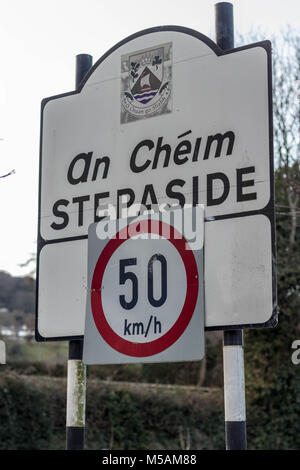 Un panneau routier sur l'approche de Stepaside Village, Sud du comté de Dublin, Irlande. Banque D'Images