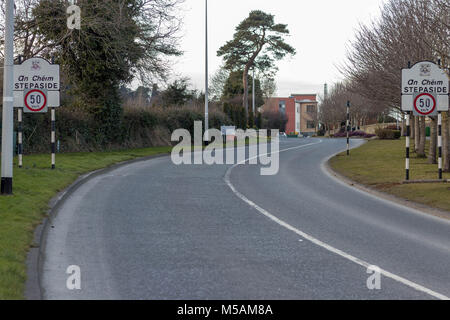 L'approche de Stepaside Village, Sud du comté de Dublin, Irlande. Banque D'Images