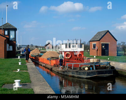 Une barge de gravier à Pollington serrure sur le Aire et Canal Calder, East Yorkshire Banque D'Images