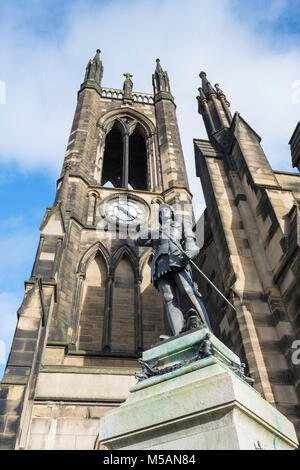 Église de l'époque victorienne, la tour de Saint Thomas le Martyr avec sa war memorial statue de St George au premier plan,ville de Newcastle Upon Tyne, Royaume-Uni Banque D'Images