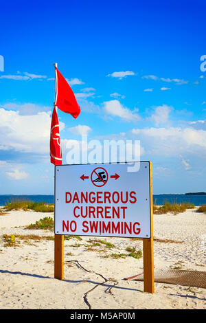 Drapeau rouge et d'avertissement signe courant dangereux, pas de piscine à la pointe de Port Boca Grande en Floride, USA Banque D'Images