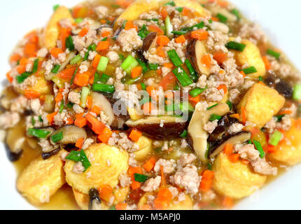 Le tofu frit avec sauce sauce dans un style chinois photo en flash l'éclairage. Banque D'Images