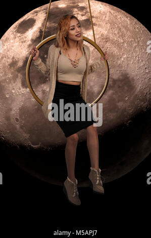 Femme balançant sur un anneau dans les airs Banque D'Images