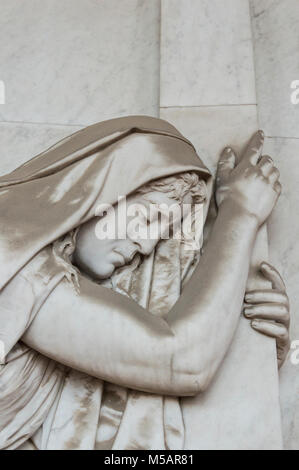 Plus de 100 100 d'une sculputure désolé femme, placée dans le cimetière monumental Banque D'Images