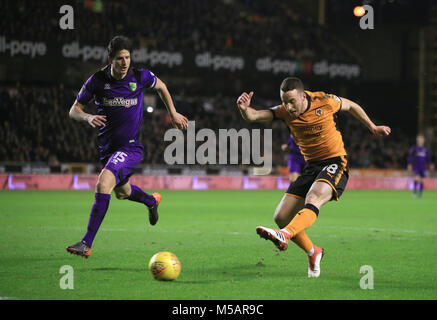 Wolverhampton Wanderers' Diogo Jota marque son premier but du côté du jeu de battre Norwich City's Timm Klose au cours de la Sky Bet Championship match à Molineux, Wolverhampton. ASSOCIATION DE PRESSE Photo. Photo date : mercredi 21 février, 2018. Voir l'ACTIVITÉ DE SOCCER histoire de loups. Crédit photo doit se lire : Nick Potts/PA Wire. RESTRICTIONS : EDITORIAL N'utilisez que pas d'utilisation non autorisée avec l'audio, vidéo, données, listes de luminaire, club ou la Ligue de logos ou services 'live'. En ligne De-match utilisation limitée à 75 images, aucune émulation. Aucune utilisation de pari, de jeux ou d'un club ou la ligue/dvd publications. Banque D'Images