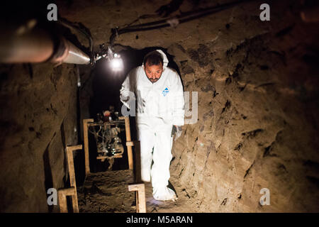 Un enquêteur dans le tunnel ferme utilisée par Joaquin "El Chapo" Guzman pour échapper à la prison de l'Altiplano près de Toluca, Mexique le mercredi 15 juillet 2015. Le célèbre chef du cartel Joaquin "El Chapo" Guzman s'est échappé de la prison à sécurité maximum il y a quatre jours, à travers un tunnel. C'est la deuxième fois qu'il a échappé à une prison mexicaine. Banque D'Images