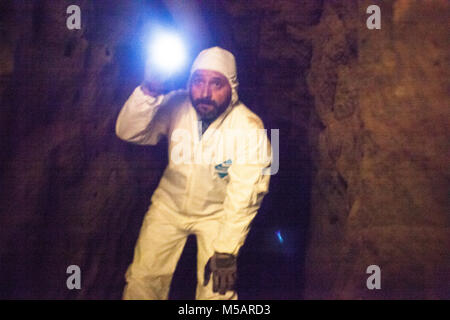 Un enquêteur dans le tunnel ferme utilisée par Joaquin "El Chapo" Guzman pour échapper à la prison de l'Altiplano près de Toluca, Mexique le mercredi 15 juillet 2015. Le célèbre chef du cartel Joaquin "El Chapo" Guzman s'est échappé de la prison à sécurité maximum il y a quatre jours, à travers un tunnel. C'est la deuxième fois qu'il a échappé à une prison mexicaine. Banque D'Images