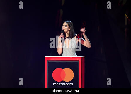 Dua Lipa accepte le prix de l'artiste britannique solo lors du spectacle BRIT Awards 2018, qui s'est tenu à l'O2 Arena de Londres. Banque D'Images