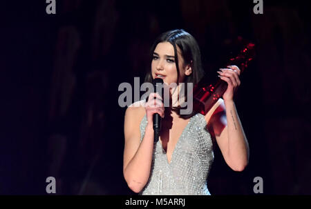 Dua Lipa accepte le prix de l'artiste britannique solo lors du spectacle BRIT Awards 2018, qui s'est tenu à l'O2 Arena de Londres. Banque D'Images