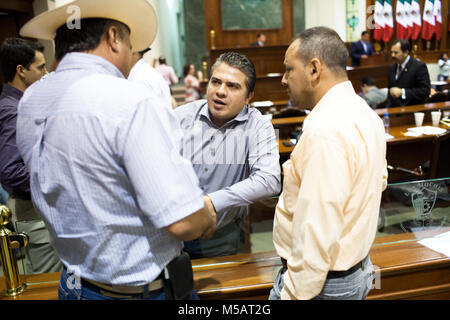 Membre du congrès de l'État de Sinaloa, Oswaldo çvila Atondo centre, parle aux citoyens en Culiac‡n, Sinaloa, Mexique le Jeudi, Juillet 16, 2015. Le Sinaloa est l'état Mexicain où le célèbre chef du cartel de la drogue Joaquín'n 'El Chapo Guzmán"‡n est de. Guzmán‡n récemment échappé d'une prison mexicaine à sécurité maximale pour la deuxième fois. Banque D'Images