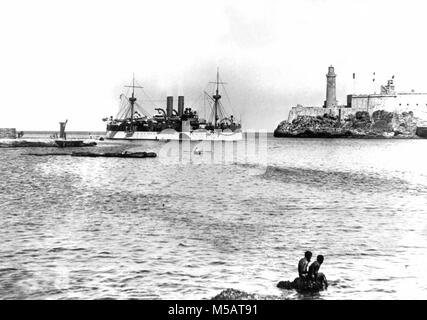 USS Maine (ACR-1) entrer dans Port de La Havane. Janvier 1898 Banque D'Images