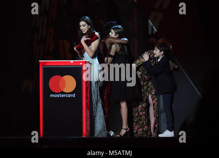 Dua Lipa accepte le prix de la percée britannique avec son frère et sa sœur lors du spectacle BRIT Awards 2018, qui s'est tenu à l'O2 Arena, Londres. Banque D'Images