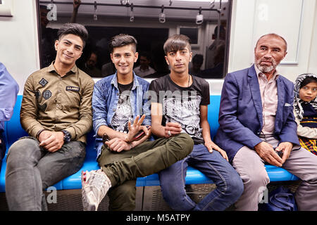 Téhéran, Iran - le 29 avril 2017 : les hommes iraniens s'asseoir dans le métro train voiture et sourire. Banque D'Images