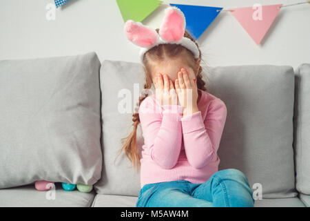 Petite fille mignonne à la célébration de Pâques en concept Bunny Ears pleurer bouleversée Banque D'Images