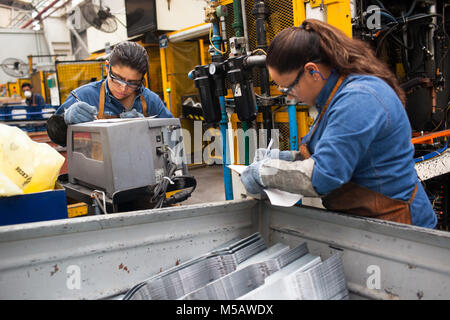 Les travailleurs de la grande usine à Puebla, Mexique le Jeudi, Janvier 22, 2015. Magna produit des pièces détachées de voitures qui sont utilisés par une variété de différents constructeurs automobiles. Puebla a une industrie de l'automobile. Banque D'Images