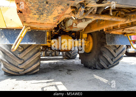 L'essieu de roue du tracteur. Tracteur, debout dans une ligne. Les machines agricoles. Parking gratuit de machines agricoles Banque D'Images